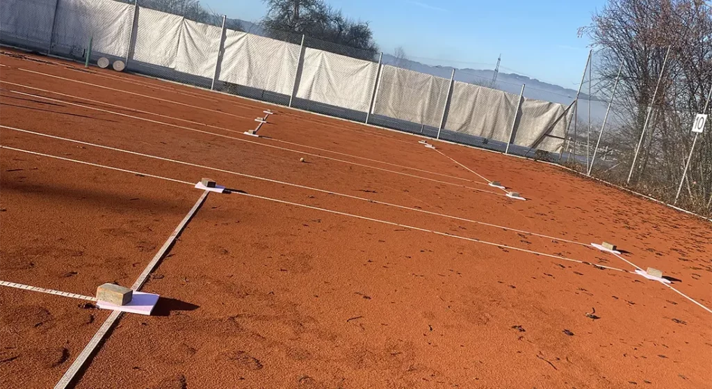 Tennisplatz Wintervorbereitung (Abgedeckte Keile)